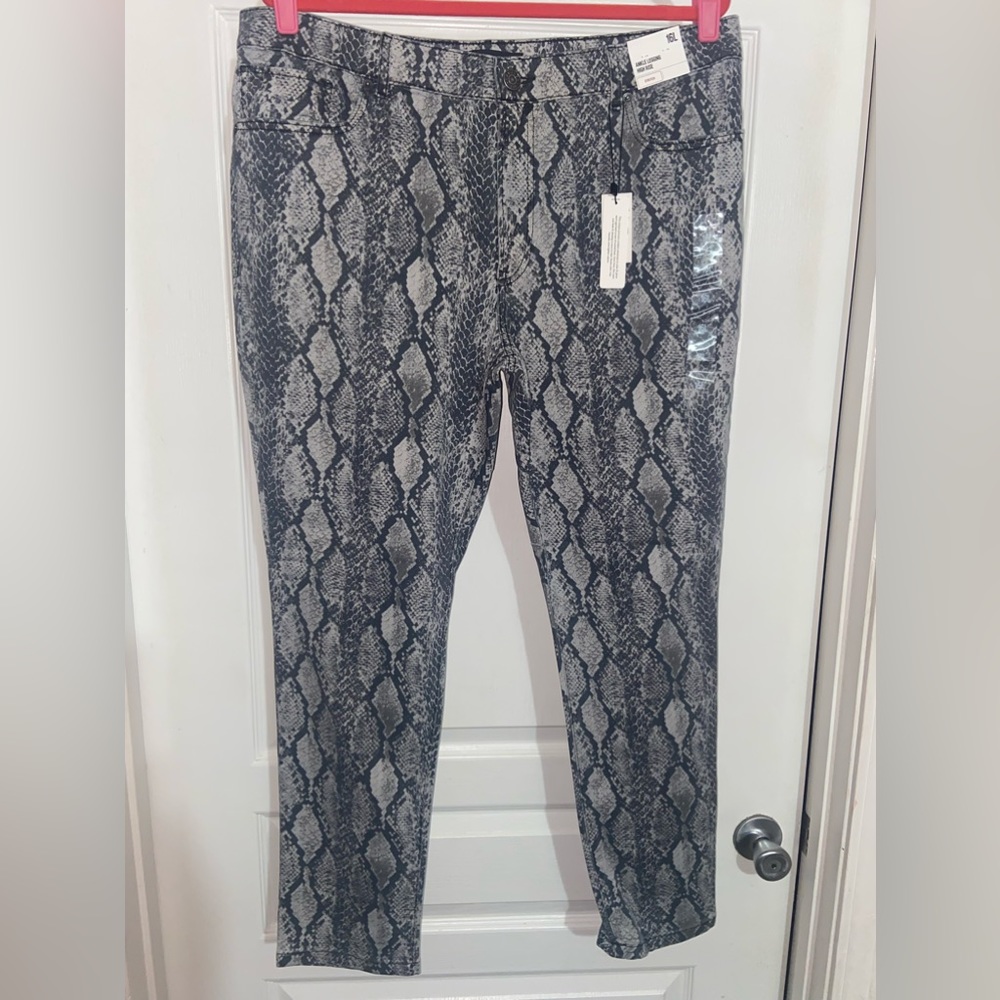 NWT Express woman’s ankle legging high rise, stretch in sz 16.